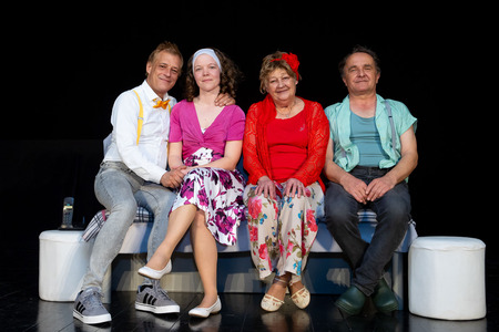 Polovične resnice, zasedba