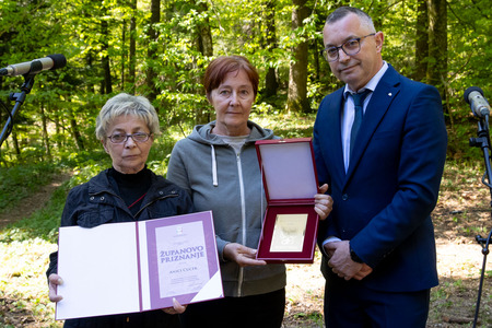 Branka Černigoj in Mojca Cucek s podžupanom Andrejem Bergincem