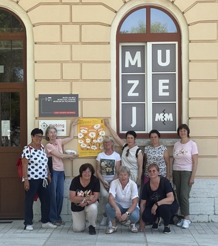 Pred muzejem