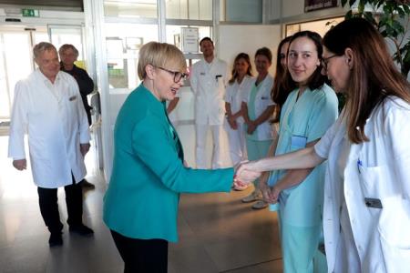 predsednica države obiskala Bolnišnico za ženske zadeve Postojna.jpg