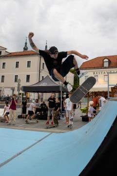 1518