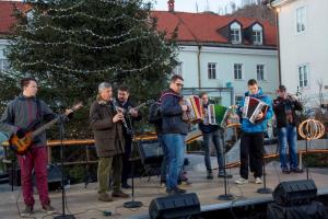 Živahna sobota na Titovem trgu v Postojni