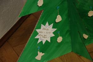 ŠENT postavil prvo novoletno smrečico na Občini