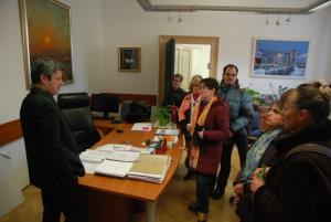 ŠENT postavil prvo novoletno smrečico na Občini