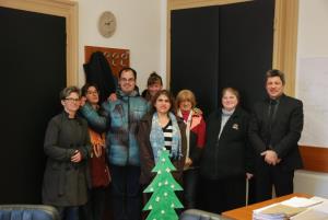 ŠENT postavil prvo novoletno smrečico na Občini