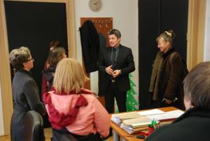 ŠENT postavil prvo novoletno smrečico na Občini