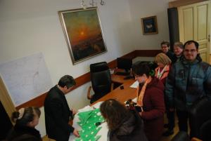 ŠENT postavil prvo novoletno smrečico na Občini