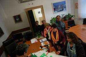 ŠENT postavil prvo novoletno smrečico na Občini