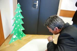 ŠENT postavil prvo novoletno smrečico na Občini