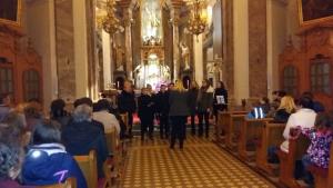 Na velikem adventnem vencu pred župnijsko cerkvijo v Postojni  prižgali prvo lučko