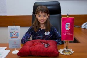 Postojna za en dan predala vodenje otrokom
