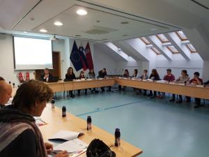 Postojna za en dan predala vodenje otrokom