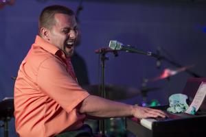 Uroš Perič s koncertne turneje po Franciji direktno na Kulturni utrip v Postojno