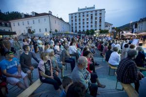 Uroš Perič s koncertne turneje po Franciji direktno na Kulturni utrip v Postojno