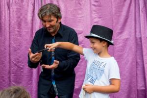 Kulturni utrip v Postojni s »čarodejem Romanom«