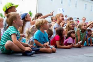 Kulturni utrip v Postojni s »čarodejem Romanom«