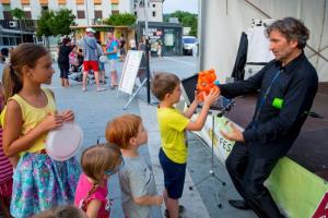 Kulturni utrip v Postojni s »čarodejem Romanom«