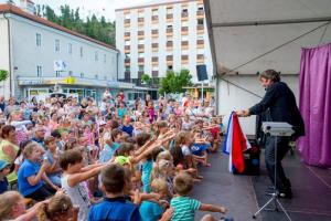 Kulturni utrip v Postojni s »čarodejem Romanom«