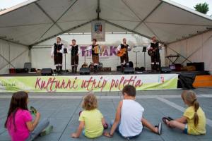 Prijeten poletni večer Po domače na Kulturnem utripu v Postojni z ansamblom Tik–tak in humoristom Vitorjotom