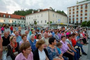 Prijeten poletni večer Po domače na Kulturnem utripu v Postojni z ansamblom Tik–tak in humoristom Vitorjotom