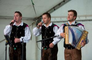 Prijeten poletni večer Po domače na Kulturnem utripu v Postojni z ansamblom Tik–tak in humoristom Vitorjotom