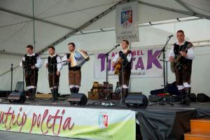 Prijeten poletni večer Po domače na Kulturnem utripu v Postojni z ansamblom Tik–tak in humoristom Vitorjotom