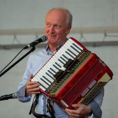 Prijeten poletni večer Po domače na Kulturnem utripu v Postojni z ansamblom Tik–tak in humoristom Vitorjotom