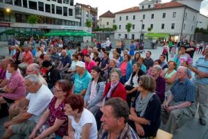 Prijeten poletni večer Po domače na Kulturnem utripu v Postojni z ansamblom Tik–tak in humoristom Vitorjotom