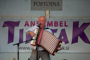 Prijeten poletni večer Po domače na Kulturnem utripu v Postojni z ansamblom Tik–tak in humoristom Vitorjotom