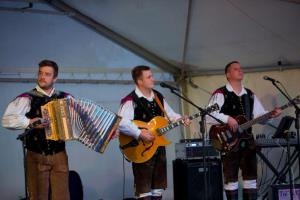 Prijeten poletni večer Po domače na Kulturnem utripu v Postojni z ansamblom Tik–tak in humoristom Vitorjotom