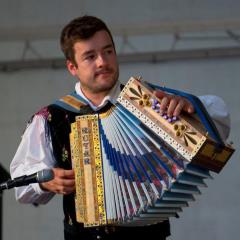 Prijeten poletni večer Po domače na Kulturnem utripu v Postojni z ansamblom Tik–tak in humoristom Vitorjotom