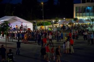 Prijeten poletni večer Po domače na Kulturnem utripu v Postojni z ansamblom Tik–tak in humoristom Vitorjotom