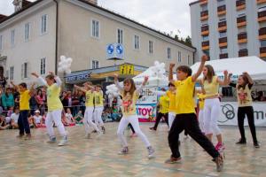Razigran plesni pozdrav pričetku turistične sezone