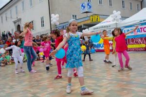 Razigran plesni pozdrav pričetku turistične sezone