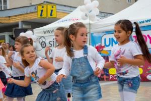 Razigran plesni pozdrav pričetku turistične sezone