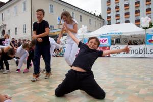 Razigran plesni pozdrav pričetku turistične sezone