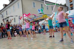 Razigran plesni pozdrav pričetku turistične sezone