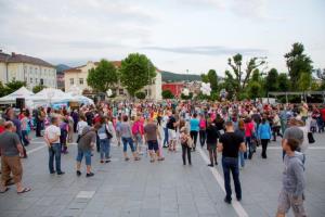 Razigran plesni pozdrav pričetku turistične sezone