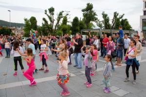 Razigran plesni pozdrav pričetku turistične sezone