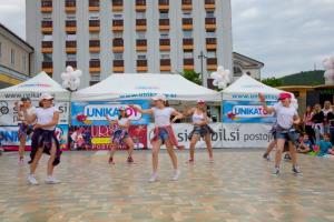 Razigran plesni pozdrav pričetku turistične sezone