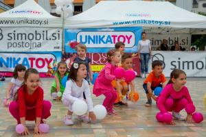 Razigran plesni pozdrav pričetku turistične sezone