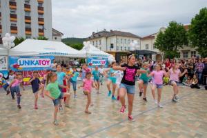 Razigran plesni pozdrav pričetku turistične sezone