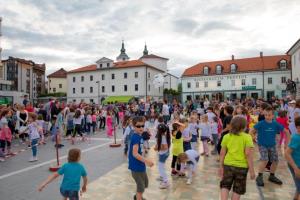 Razigran plesni pozdrav pričetku turistične sezone