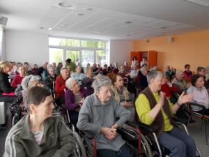 Mara in ljudske pevke v Domu upokojencev Postojna