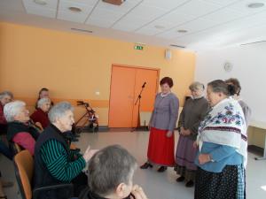 Mara in ljudske pevke v Domu upokojencev Postojna