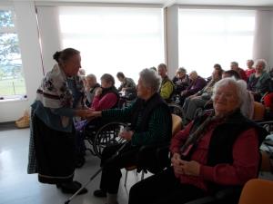 Mara in ljudske pevke v Domu upokojencev Postojna