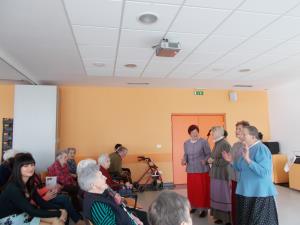 Mara in ljudske pevke v Domu upokojencev Postojna