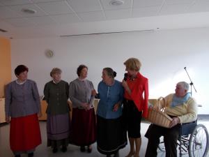 Mara in ljudske pevke v Domu upokojencev Postojna