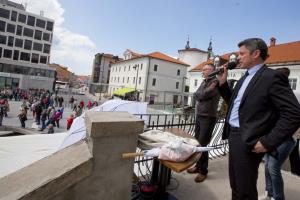 Generacija postojnskih maturantov odplesala v »zrela leta«