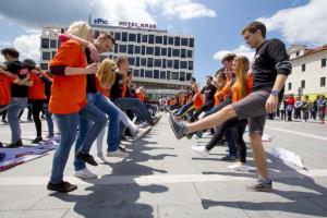 Generacija postojnskih maturantov odplesala v »zrela leta«